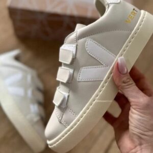 Tenis Ver de Velcro Bege Branco