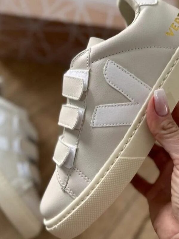 Tenis Ver de Velcro Bege Branco