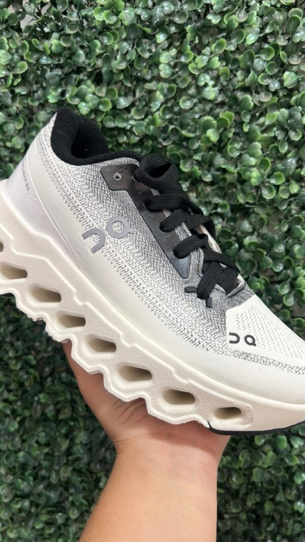 Tenis On Running Degradê Off Branco com Preto