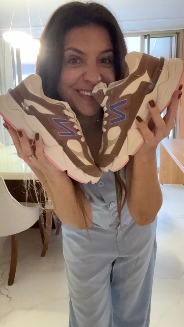 Tenis New 9060 Bege Escuro com Rosa